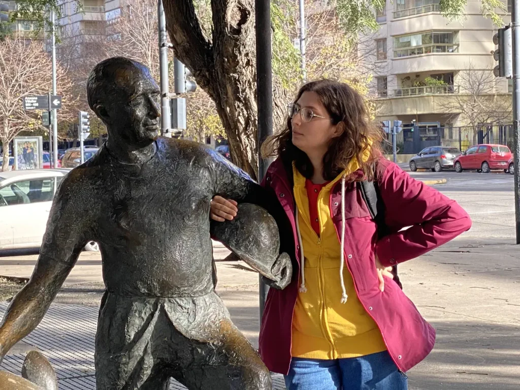 Beatrice Quarantelli accanto a una statua