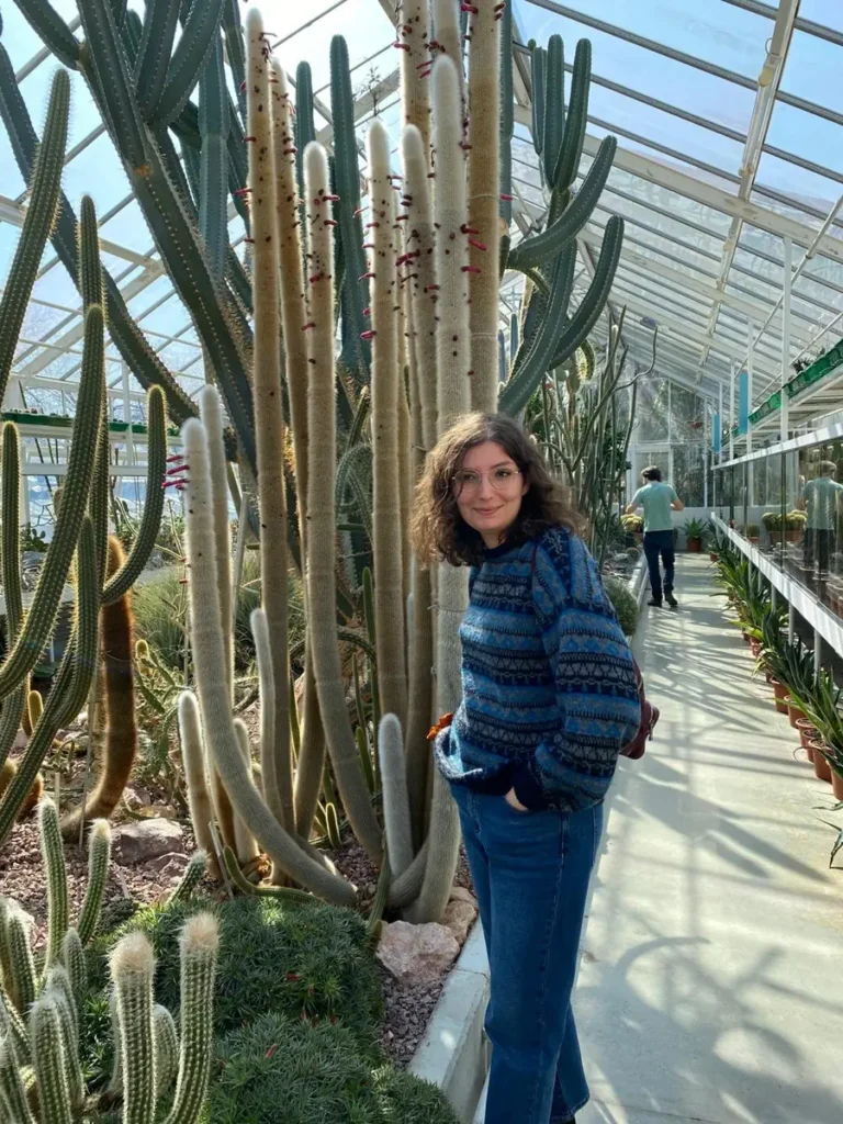 Beatrice Quarantelli in una serra di cactus