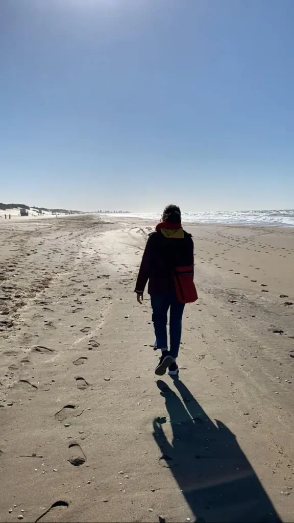 Beatrice Quarantelli cammina su una spiaggia